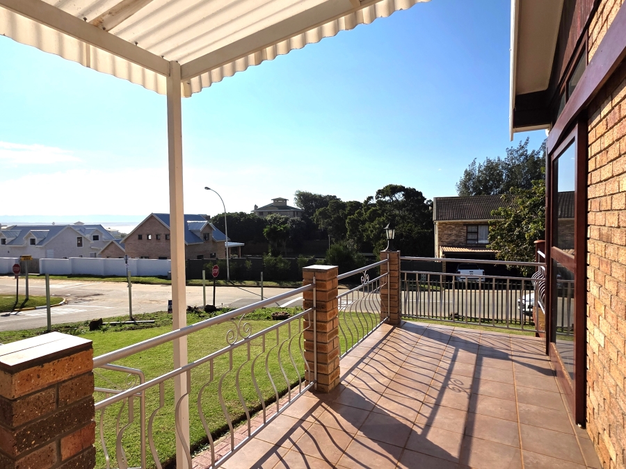 4 Bedroom Property for Sale in Wavecrest Eastern Cape